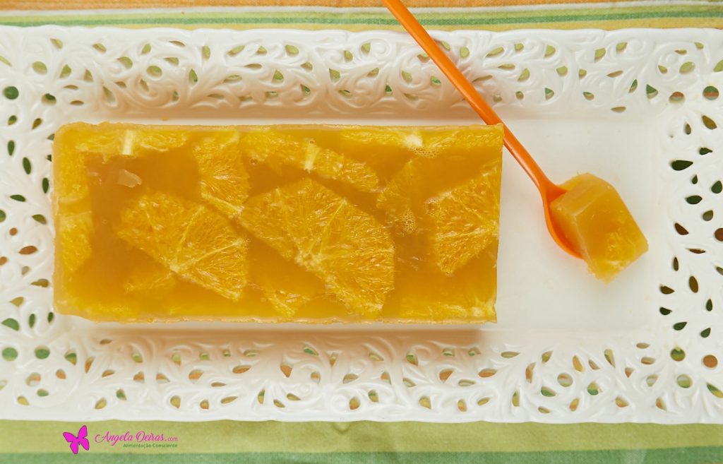 gelatina de laranja numa travessa